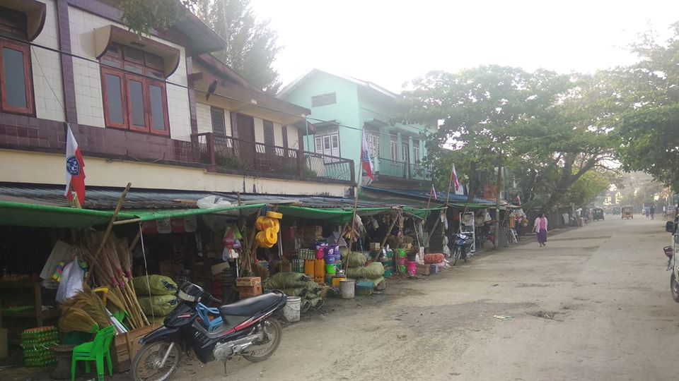 ေမာင္ေတာၿမိဳ႕တြင္ ရခိုင္ျပည္နယ္အလံမ်ား လႊင့္ထူ (ဓာတ္ပုံ)