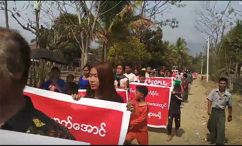 ေျမလြတ္​​ေျမ႐ိုင္​းဥပ​ေဒကုိ တမူးၿမိဳ႕နယ္တြင္ ကန္႔ကြက္ဆႏၵျပ