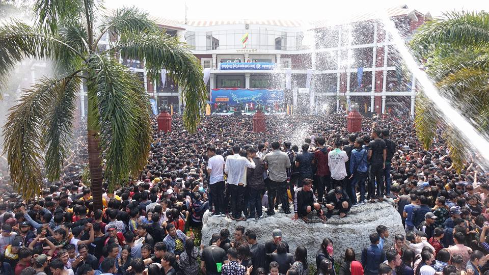 ရတနာပုံတကၠသုိလ္ ေက်ာင္းတြင္းသႀကၤန္ပြဲ က်င္းပ (ဓာတ္ပုံ)