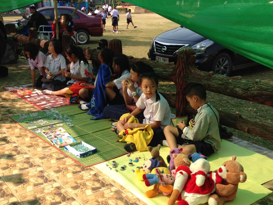ထိုင္းေက်ာင္းသားေက်ာင္းသူေလးေတြ ကိုယ္တိုင္ေရာင္းခ်တဲ့ ေဈးေရာင္းပြဲေတာ္