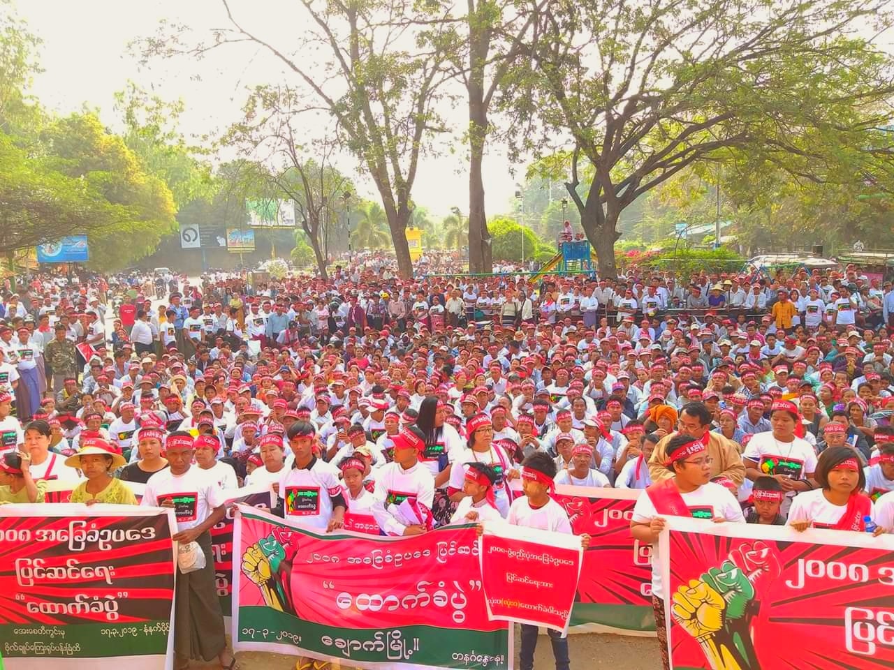 ဖြဲ႔စည္​းပံုျပင္​ဆင္​​ေရး ​ေထာက္​ခံပြဲ ​ေခ်ာက္​ၿမိဳ႕တြင္ ျပဳလုပ္​၊ လူ ၂၀၀၀၀ ခန္႔ တက္ေရာက္