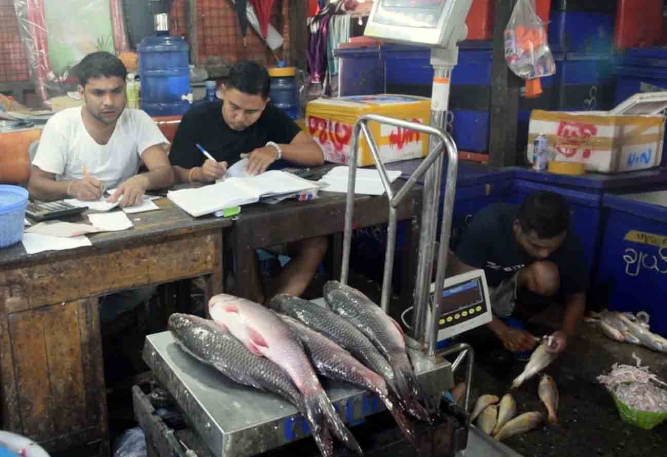 အနံ႔ဆုိးမ်ားေၾကာင့္ ေမာ္လၿမိဳင္ သံလြင္ေစ်းရွိ ငါးဒိုင္မ်ား ႏွစ္ပတ္အတြင္း ေျပာင္းေရႊ႕မည္
