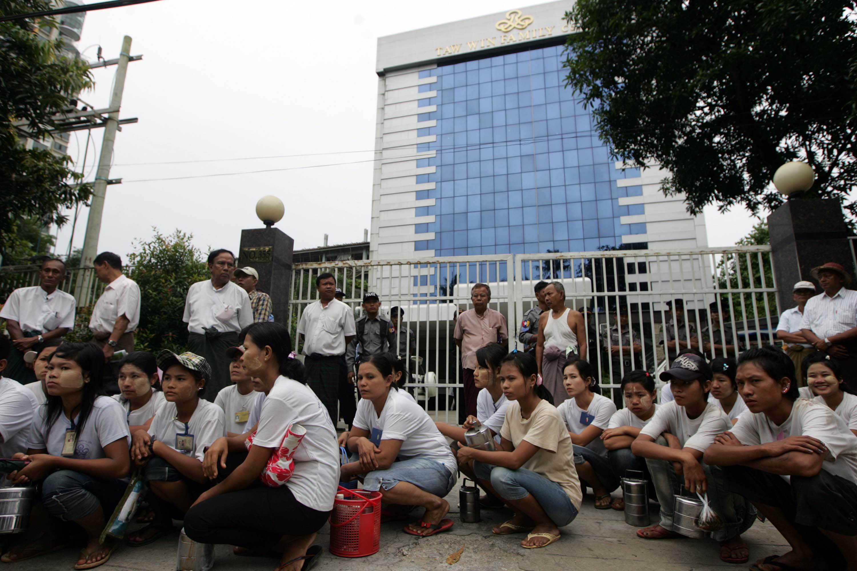 ဆနၵျပ ေတာ္၀င္သစ္စက္အလုပ္သမားမ်ား အမႈဖြင့္စစ္ေဆးခံေနရ