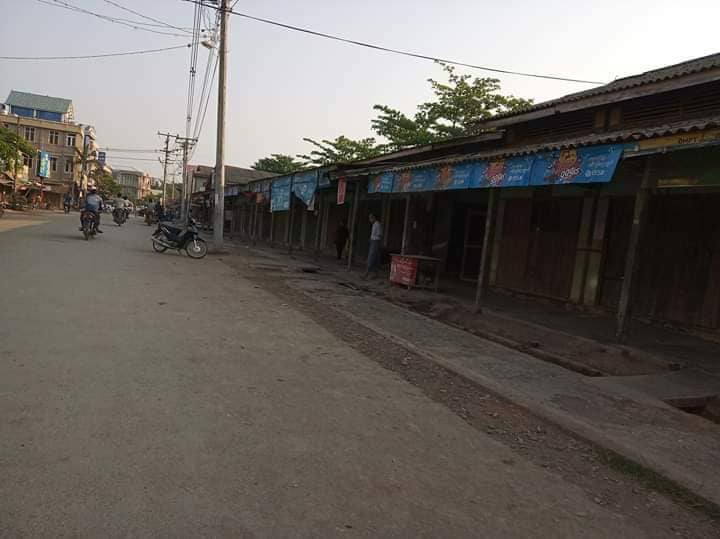 ေျမာက္ဦးၿမဳိ႕တိုက္ပြဲေၾကာင့္ ေစ်းဆိုင္မ်ားပိတ္ၿပီး ေဒသခံမ်ားထြက္ေျပးတိမ္းေရွာင္ (ဓာတ္ပံု)