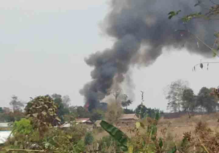 သီေပါတြင္ ရွမ္းလက္နက္ကိုင္ ၂ဖြဲ႔တိုက္ပြဲျဖစ္၊ ရြာထဲလက္နက္ႀကီးက်၍ ေနအိမ္မီးေလာင္