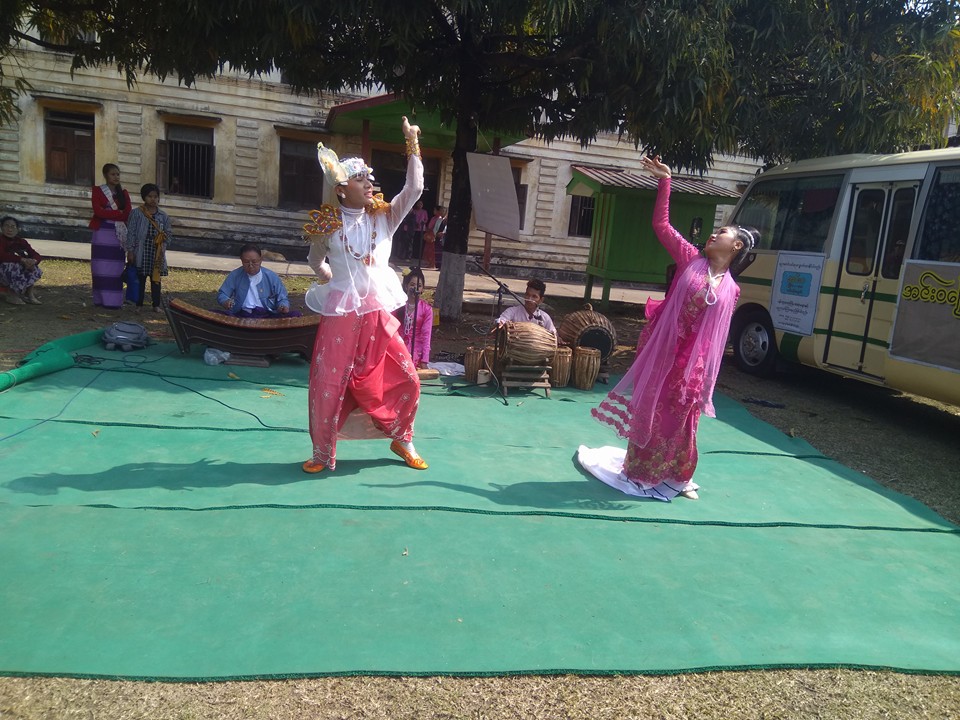 အင္းဝေျမဝိုင္းသဘင္အဖြဲ႔ ကခ်င္ျပည္နယ္တြင္ မိတ္ဆက္ကျပ