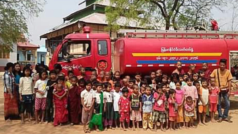 ေသာက္သုံးေရ ျပတ္လပ္သည့္ရြာမ်ားကို မိတီၳလာတကၠသုိလ္ေက်ာင္းသားသမဂၢ ကူညီ