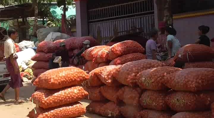 ၾကက္​သြန္​နီ ေစ်းႏႈန္​းထိုးက်ေနသျဖင့္ ေတာင္သူမ်ားအ႐ံႈးေပၚေန