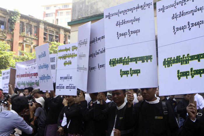 တရားေရးအေဆာက္အအုံမ်ား လြွႊဲေျပာင္းမည့္အစီအစဥ္ ေ႐ွ့ေနမ်ား ဆနၵျပ