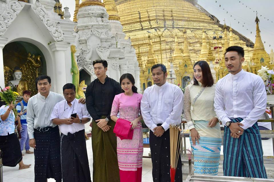 ေဆးမင္ရည္ခ်ည္ေသာႀကိဳးကန္ေတာ့ပြဲေပးသည့္ အခမ္းအနားမွ တိုင္ရြန္၊ ခါရာ၊ နန္းဆုဦးတို႔၏ ပံု ရိပ္မ်ား (ဓာတ္ပံု)