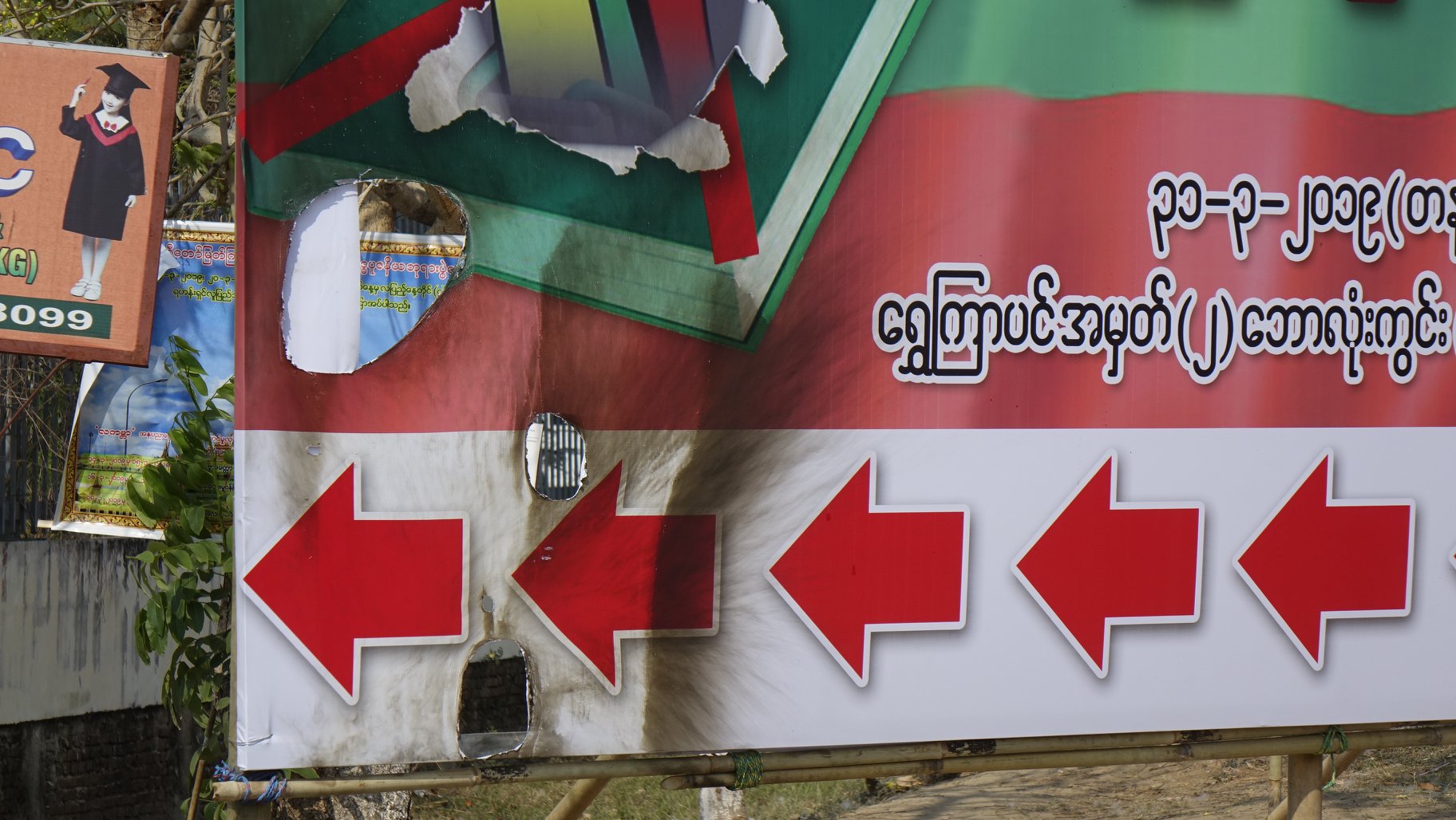 ဖြဲ႔စည္းပုံျပင္ဆင္ေရး ေထာက္ခံပြဲ က်င္းပမည့္ေနရာ လမ္းညႊန္ဆုိင္းဘုတ္မ်ား မီး႐ိႈ႕ခံရ (ဓာတ္ပုံ)