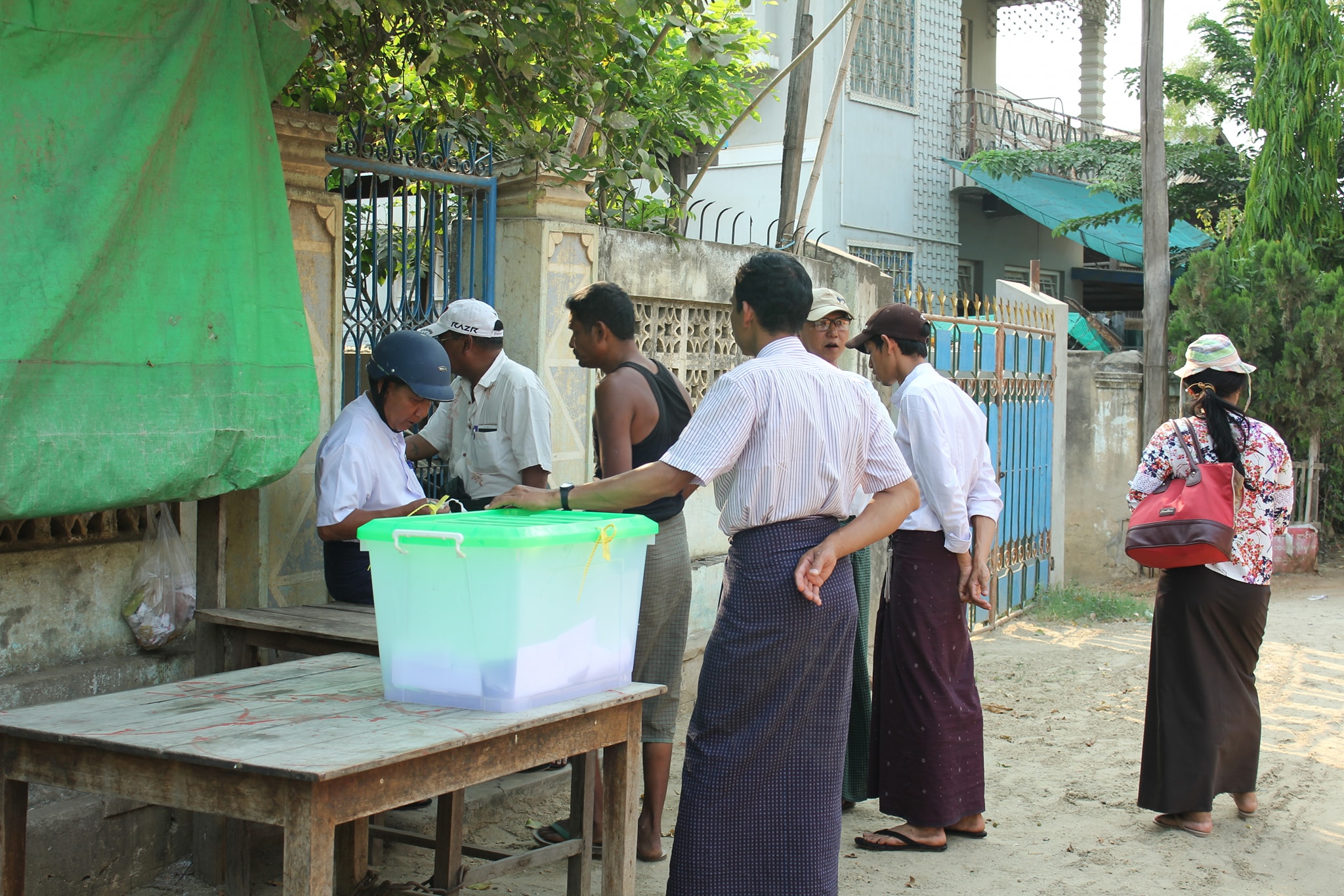 ေခ်ာက္ၿမိဳ႕က ဗလီႏွစ္ခုတြင္ ျပန္လည္ဝတ္ျပဳခြင့္ရေရး ဆႏၵမဲေကာက္ခံ