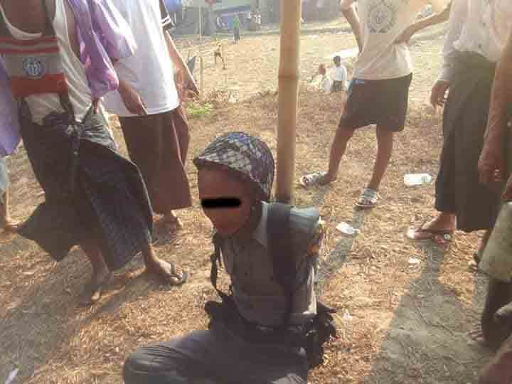 ဘုန္းႀကီးပ်ံပြဲ၌ အရက္မူးၿပီး ေသနတ္ပစ္ေဖာက္သည့္ ရဲတဦးကို ရြာသားမ်ား ၀ိုင္း၀န္းဖမ္းဆီး