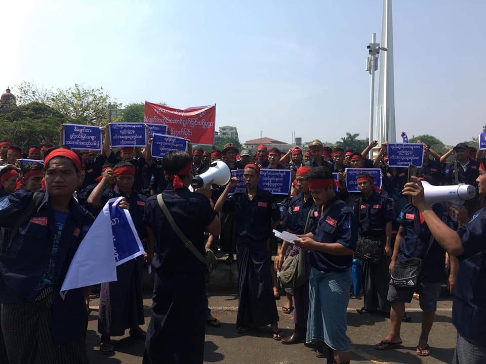 ၾကည့္ျမင္တိုင္ စံျပငါးေစ်းက ငါးေတာင္းထမ္းလုပ္သားမ်ား ဆႏၵျပ