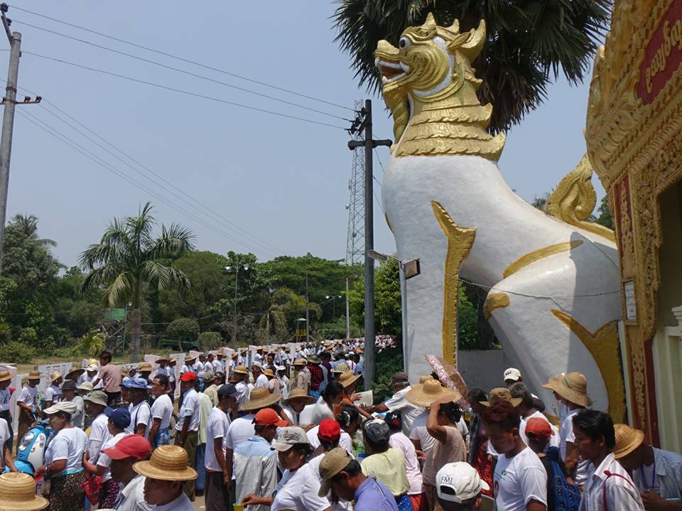 ႏိုင္ငံေတာ္အတိုင္ပင္ခံပုဂၢိဳလ္ကို ေတြ႔ဆံုရန္ ေညာင္တုန္းေဒသခံမ်ားေစာင့္ဆိုင္းေန (ဓာတ္ပံု)