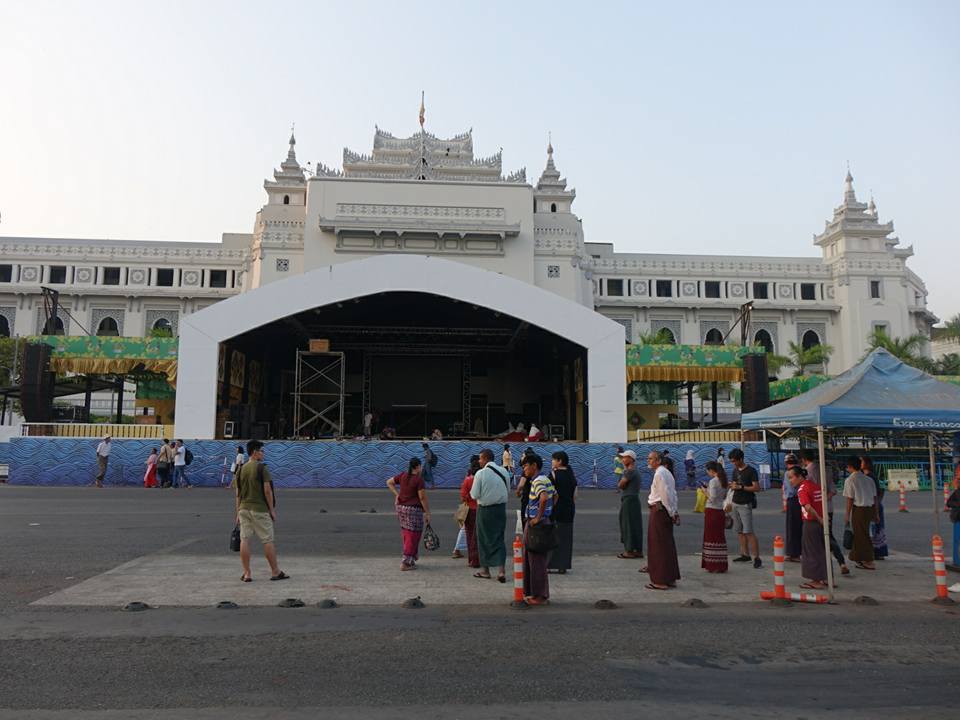 ရန္ကုန္ၿမဳိ႕လယ္ သႀကၤန္မ႑ပ္မ်ား ႀကဳိတင္ျပင္ဆင္မႈျမင္ကြင္း (ဓာတ္ပံု)