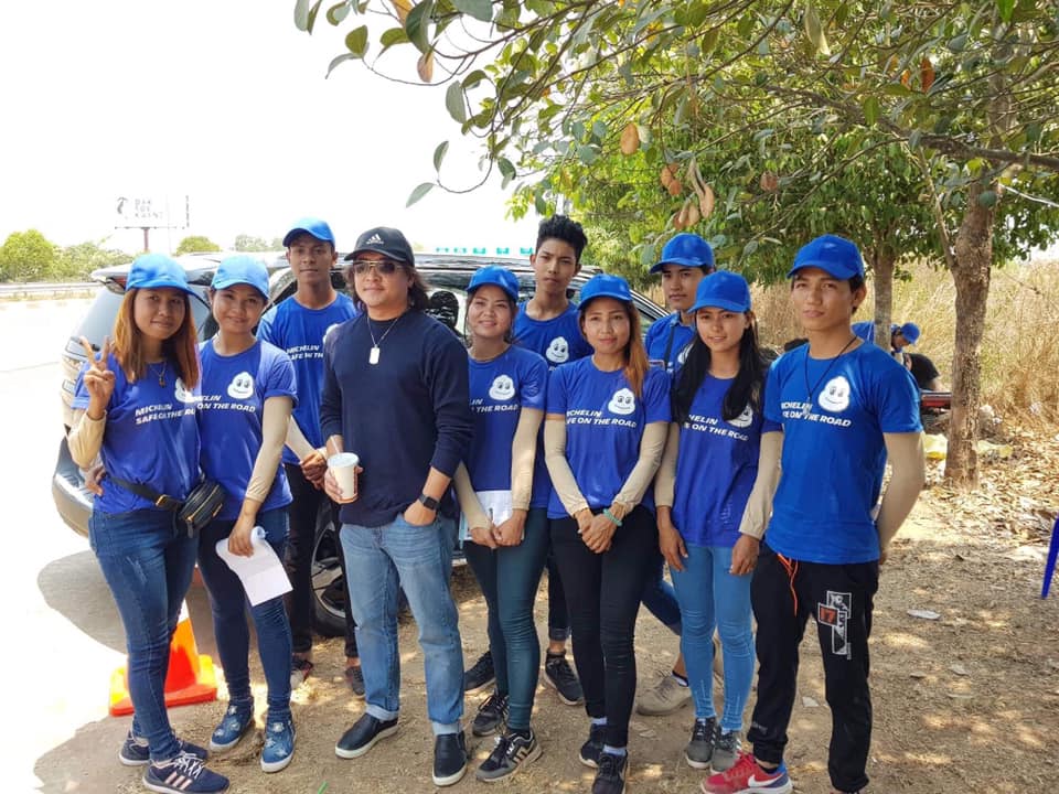 အျမန္လမ္းယာဥ္အႏၱရာယ္ကင္းရွင္းေရး အဆိုေတာ္ေဇာ္ပိုင္ႏွင့္ နီနီခင္ေဇာ္ ၀ိုင္း၀န္းကူညီ