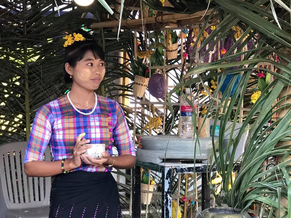 ျပည္သူ႔ရင္ျပင္ စမ္းေခ်ာင္း Food Town တြင္ သနပ္ခါးသႀကၤန္က်င္းပ