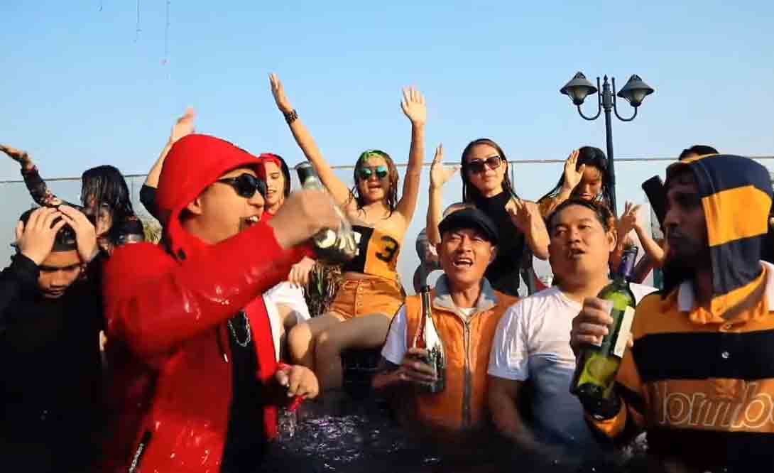 ရန္ကုန္သႀကၤန္မစည္ကားခဲ့ရင္ ဦးေဇာ္ျမင့္ေမာင္ၿမိဳ႕ဆီသြားမယ္-ယုန္ေလးႏွင့္ လဖိုင္နန္ေရာ္ သီခ်င္း(႐ုပ္သံ)