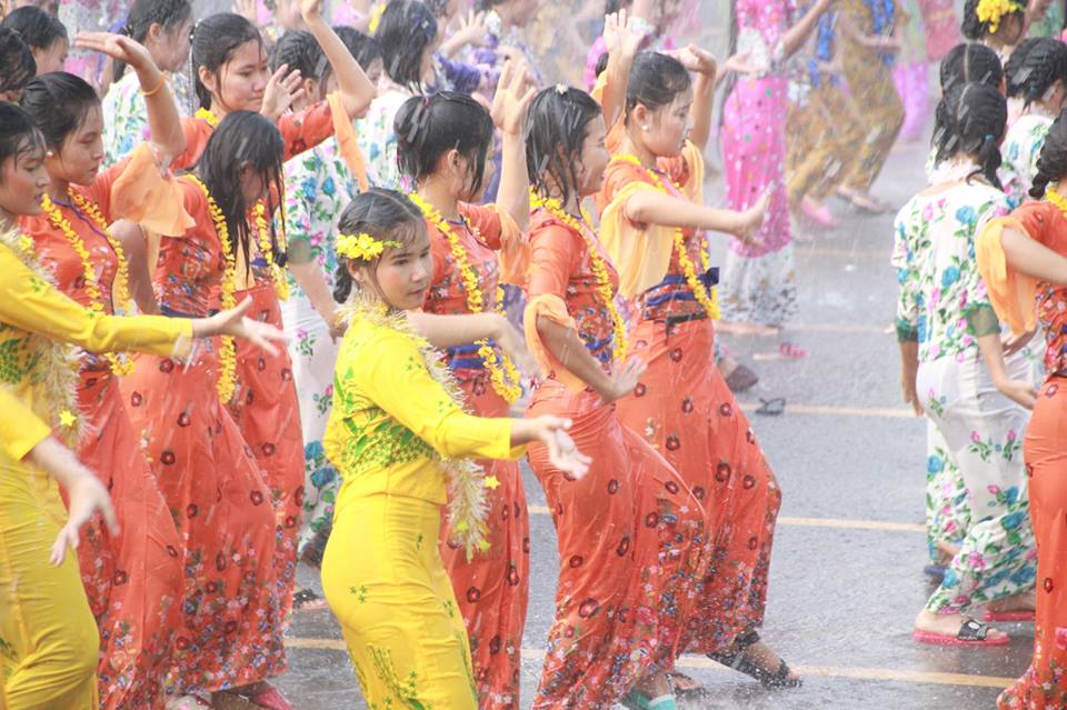 ဘားအံၿမိဳ႕တြင္ သႀကၤန္ဗဟိုမ႑ပ္ဖြင့္လွစ္၊ ႏွစ္သစ္တြင္ ျပည္နယ္တိုးတက္ေရး ၀ိုင္း၀န္းႀကဳိးပမ္းရန္ ၀န္ႀကီးခ်ဳပ္တိုက္တြန္း