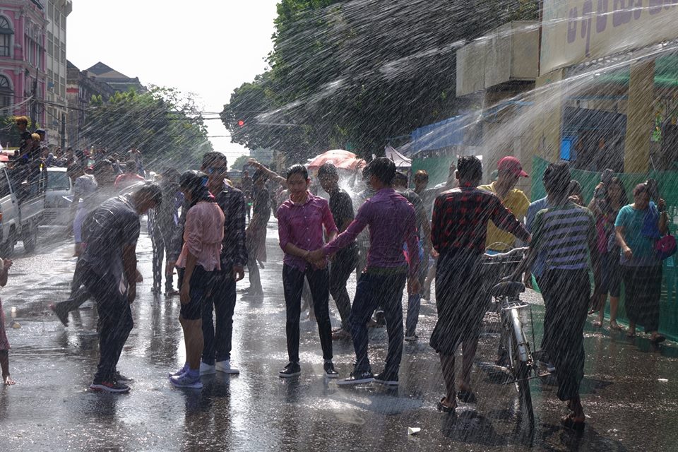 သႀကၤန္ အက်ေန႔ ရန္ကုန္ၿမိဳ႕လယ္ ျမင္ကြင္း (ဓာတ္ပံု)