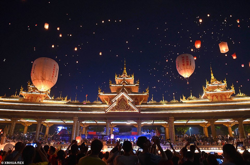 တ႐ုတ္ႏိုင္ငံ တိုင္တိုင္းရင္းသားမ်ား ႏွစ္ကူးအထိမ္းအမွတ္ မီးပံုပ်ံလႊတ္ပြဲ က်င္းပ
