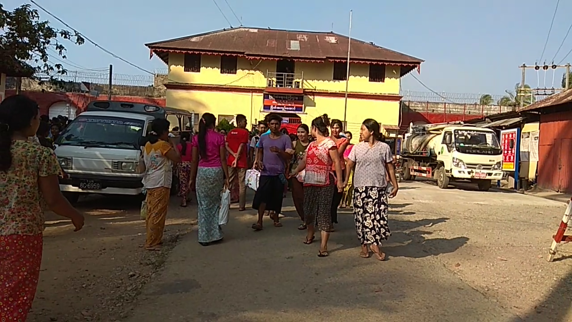 ၿမိတ္ႏွင့္တနသၤာရီတြင္ အက်ဥ္းသား ၃၂၉ ဦး သမၼတ၏ လြတ္ၿငိမ္းခြင့္ျဖင့္ ျပန္လြတ္လာ