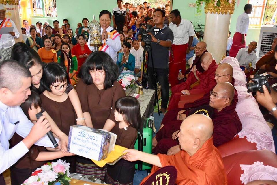 သမီးေမြးေန႔အတြက္ ဘုန္းႀကီးေက်ာင္းကို ေငြက်ပ္သိန္း ၃၀၀ လႉဒါန္းခဲ့သည့္ နႏၵာလႈိင္ (ဓာတ္ပံု)