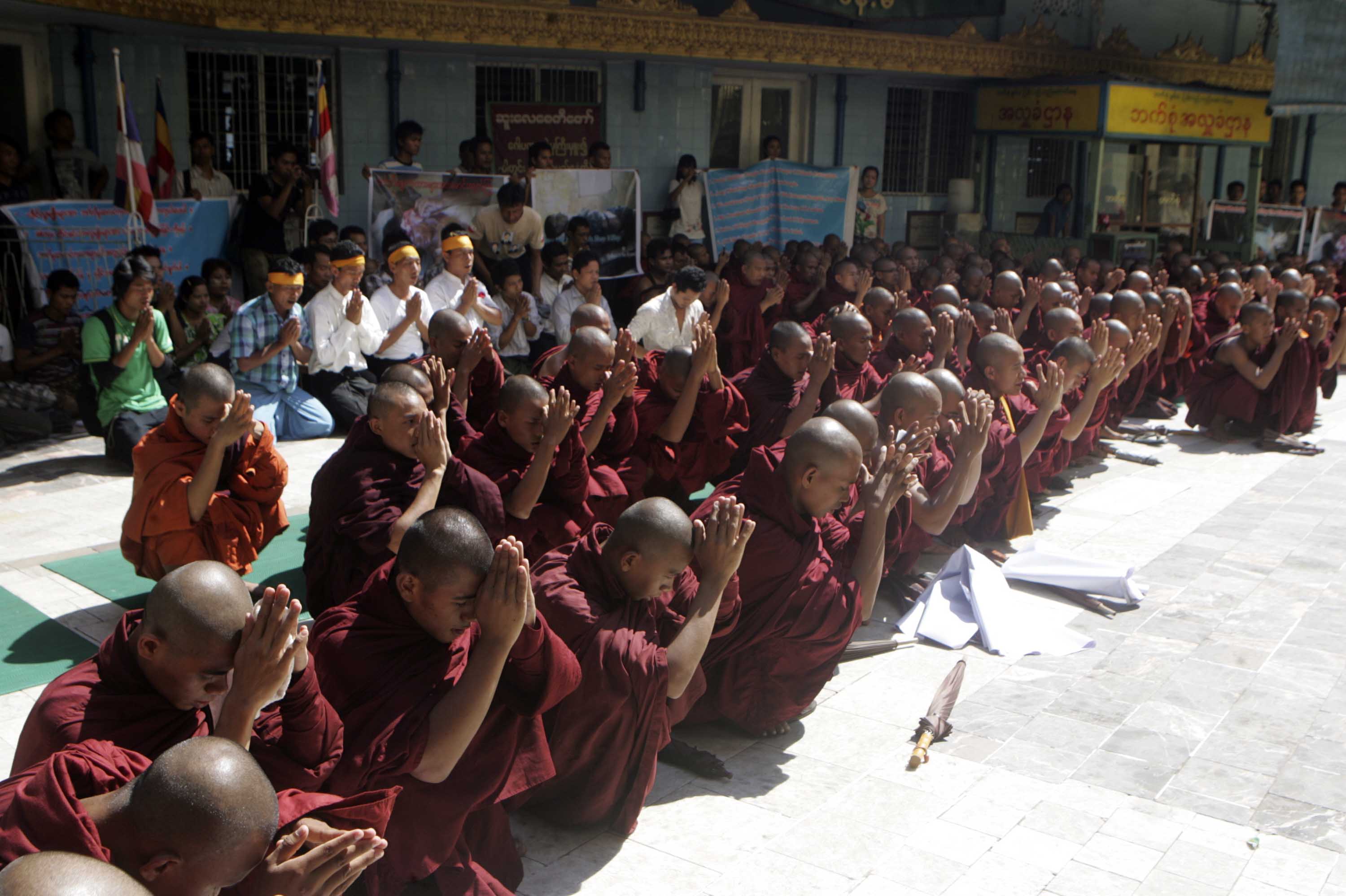 ရခိုင္အေရးနွင့္ ပတ္သက္ျပီး ဆူးေလတြင္ သံဃာအပါး ၁၀၀ ေက်ာ္ ဆနၵျပ (ဓာတ္ပုံ)