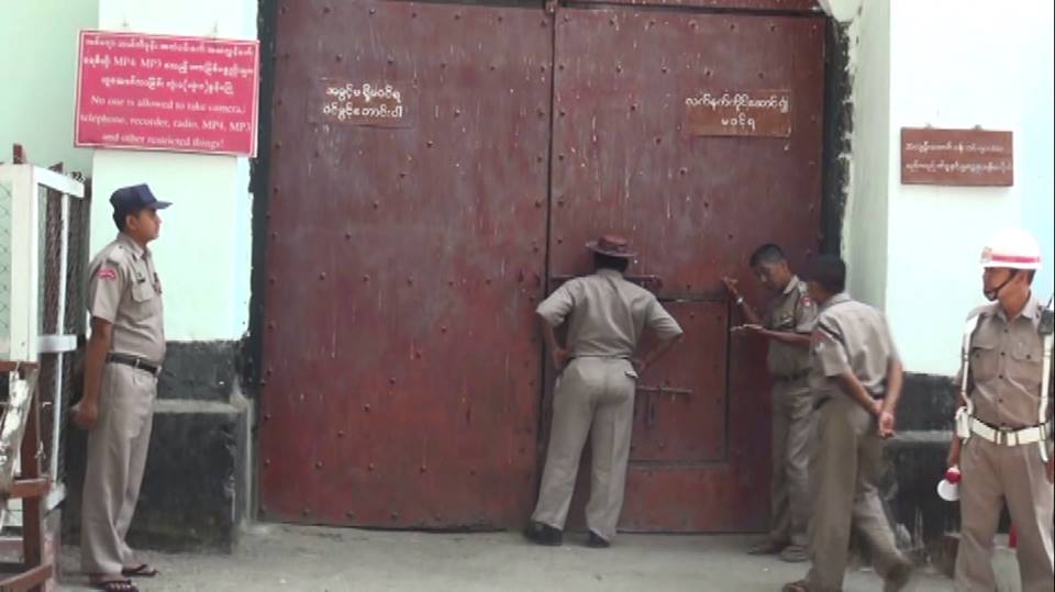 စစ္ေတြအက်ဥ္းေထာင္တြင္ ဆူပူမႈျဖစ္၊ ေသနတ္ပစ္ခတ္ထိန္းသိမ္းခဲ့ရ