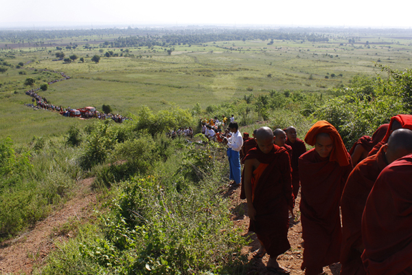 လက္ပန္းေတာင္းေတာင္ေစတီ ေ႐ြွႊသကၤန္းကပ္ခြင့္ရ