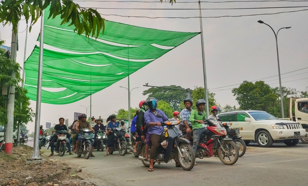 မႏၱေလး မီးပြဳိင့္မ်ားအနီးတြင္ သြားလာသူမ်ားအပူဒဏ္သက္သာေစရန္ ေနကာအမိုးမ်ား တပ္ဆင္