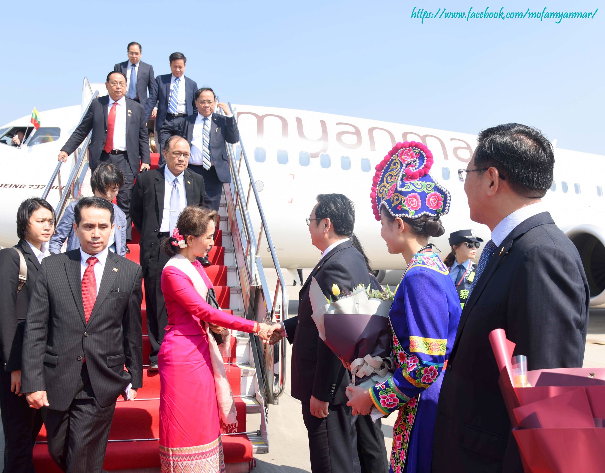 ႏိုင္ငံေတာ္ အတိုင္ပင္ခံပုဂၢိဳလ္ တ႐ုတ္ႏုိင္ငံသို႔ ေရာက္ရွိ (ဓာတ္ပံု)