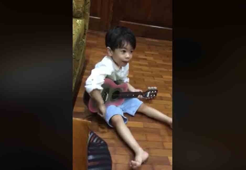 မိခင္ေမြးေန႔အတြက္ ဂစ္တာတီးဆုေတာင္းေပးခဲ့သည့္ အိႁႏၵာေက်ာ္ဇင္၏ သားငယ္ေလး(႐ုပ္သံ)