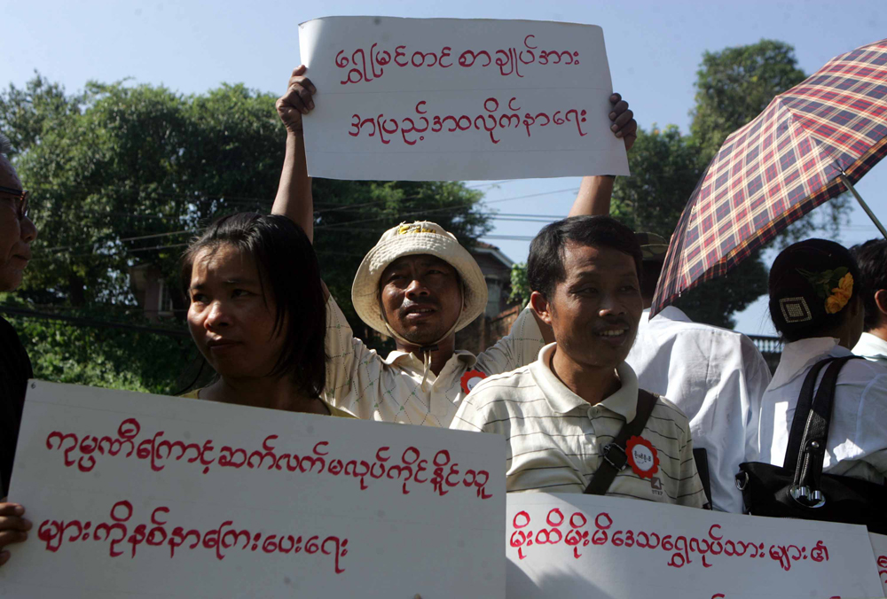 မိုးထိမိုးမိေ႐ြွႊလုပ္သား ၄၀ ေက်ာ္ဆနၵထုတ္ေဖာ္(ဓာတ္ပံု)