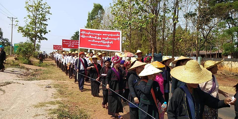 ဆီဆိုင္ၿမိဳ႕တြင္ ေျမသိမ္းဆည္းခံေျမျပန္ရ႐ွိေရး ေတာင္သူမ်ားဆႏၵျပေတာင္းဆို