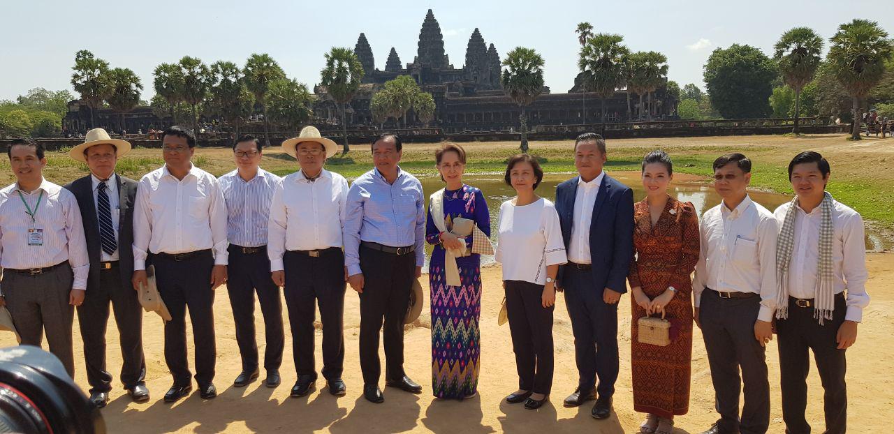 ေဒၚေအာင္ဆန္းစုၾကည္ အန္ေကာဝပ္ဘုရား သြားေရာက္ဖူးေျမာ္ (ဓာတ္ပံု)