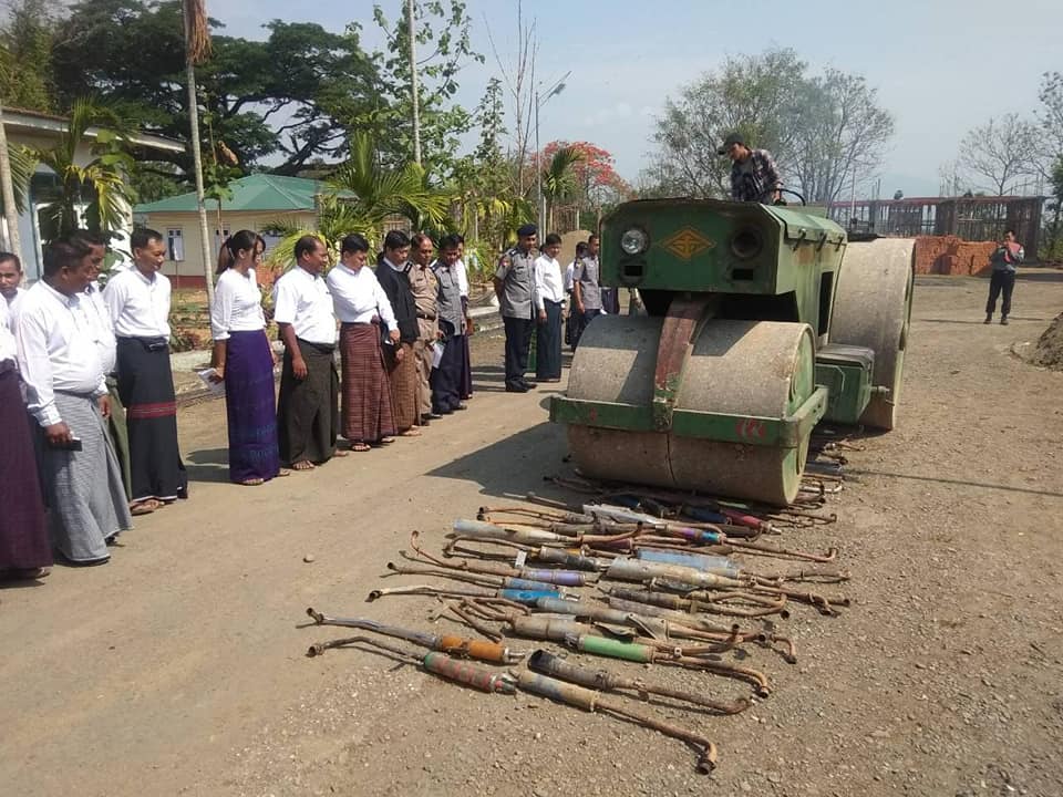 တမူး သႀကၤန္ကာလ သိမ္​းဆည္​းရမိ​သည့္ ဆိုင္​ကယ္​အိပ္​​ေဇာပိုက္​မ်ား ဖ်က္​ဆီး (ဓာတ္ပုံ)