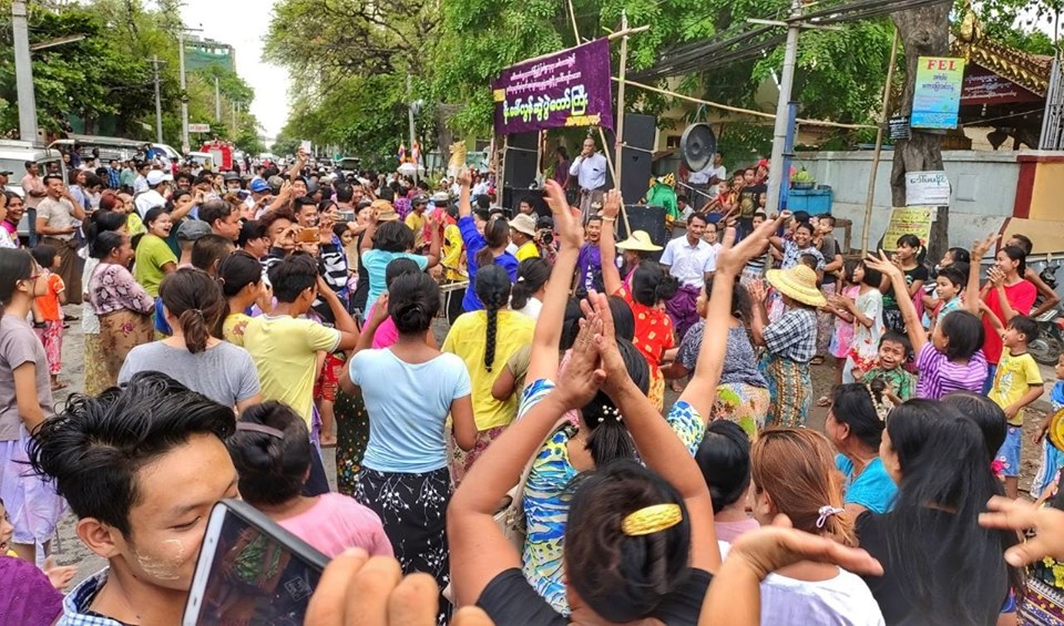 ေအာင္ေျမသာစံၿမိဳ႕နယ္တြင္ မုိးေခၚလြန္ဆြဲပြဲ က်င္းပ (ဓာတ္ပုံ)