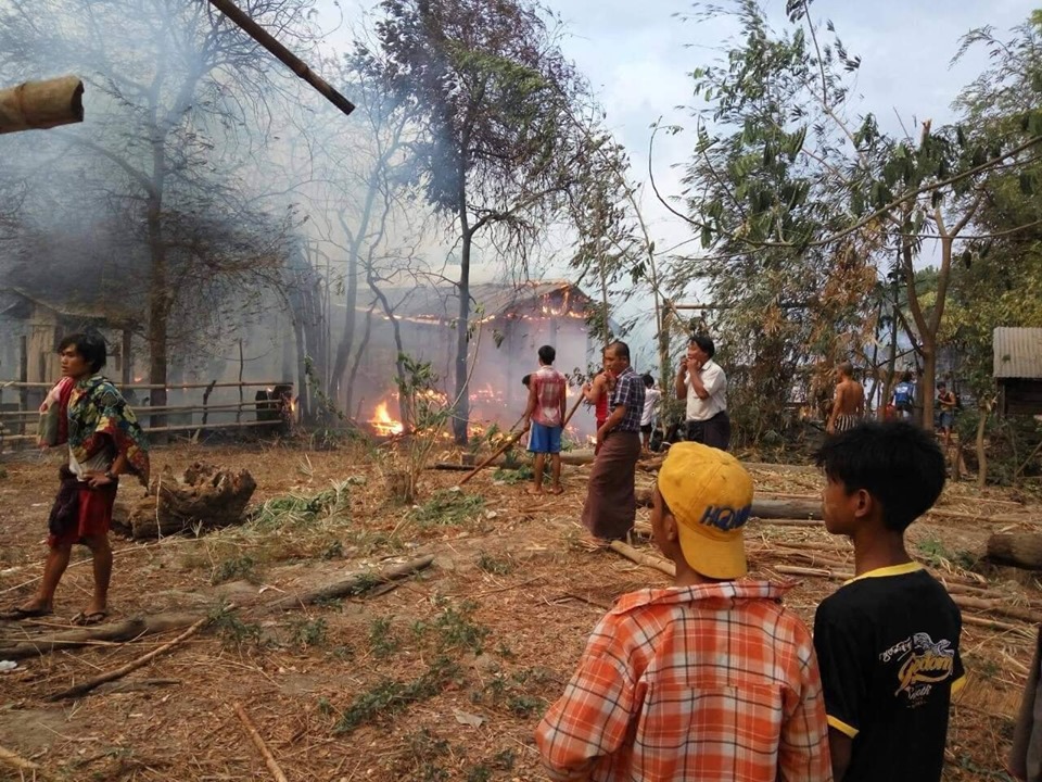 နတ္သံကြင္းၿမိဳ႕တြင္ လမ္းေဘးမီးတုိင္ ၀ါယာႀကိဳးေရွာ့ျဖစ္ရာမွ ေနအိမ္ ၂လံုး မီးေလာင္