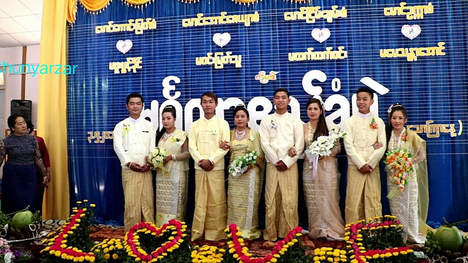 ဆီဆုိင္ၿမိဳ႕တြင္ သား​ေလးဦးကို တၿပိဳင္​တည္း မဂၤလာေဆာင္ေပး (႐ုပ္သံ)
