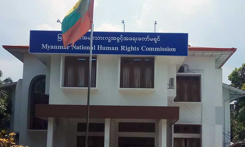 တုိက္ပြဲေၾကာင့္ အျပစ္မဲ့ျပည္သူ ထိခုိက္ေသဆုံးမႈမရွိေစေရး ဂ႐ုျပဳၾကရန္ ႏွစ္ဖက္တပ္မ်ားကုိ ေကာ္မရွင္ တုိက္တြန္း