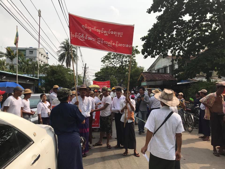 ရန္ေျပ ၃ ရပ္ကြက္ အုပ္ခ်ဳပ္ေရးမႉးအား ျပန္ခန္႔အပ္ေပးရန္ ျပည္သူ ၃၀၀၀ ခန္႔ ဆႏၵျပ (ဓာတ္ပုံ)