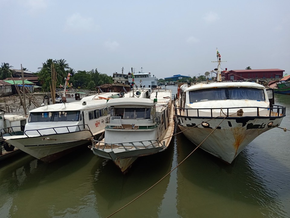 ဆိုင္ကလုန္းမုန္တိုင္းေၾကာင့္ ရခိုင္တြင္ ေျပးဆြဲေနသည့္ ေရယာဥ္အခ်ိဳ႕ ရပ္နားထား