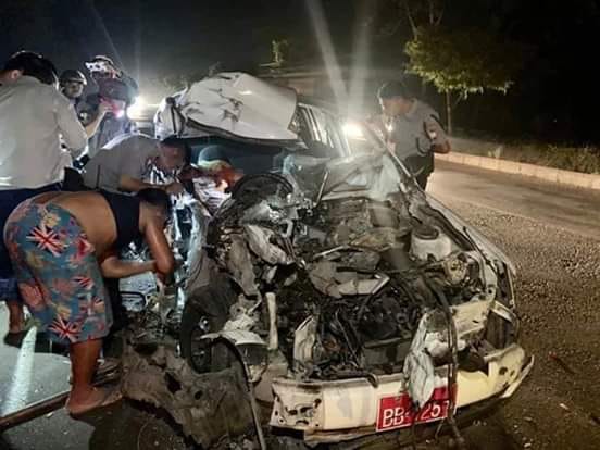 လမ္းေဘးရပ္ယာဥ္ကို ကားတစီးက ေနာက္မွ၀င္တိုက္၊ ယာဥ္ေမာင္း ေသဆံုး