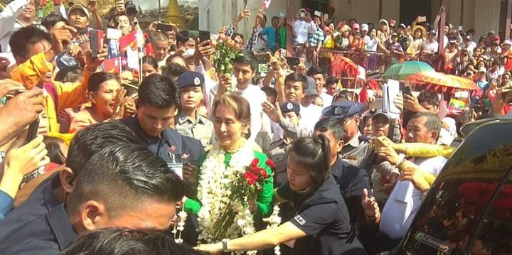 ​ေဒၚ​ေအာင္​ဆန္​းစုၾကည္​ မန္​းစက္​​​ေရႊစက္​​ေတာ္​ ​ေျခ​ေတာ္​ရာ ၂ ဆူကုိ ​ဖူး​ေျမာ္