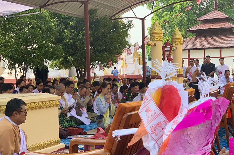 ဗိုလ္ခ်ဳပ္မိဘမ်ား တည္ထားသည့္ ေစတီသံုးဆူကို ေဒၚေအာင္ဆန္းစုၾကည္ ဖူးေျမာ္ၾကည္ညိဳ