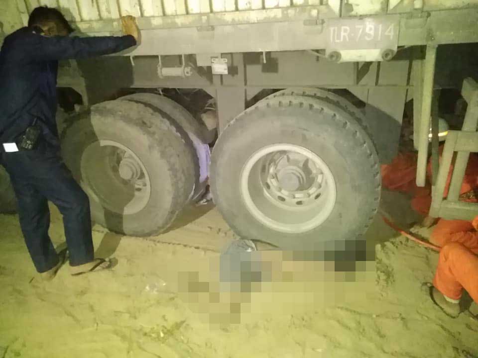 မံုရြာတြင္ တြဲကားတစီး လမ္းေဘးထိုးက်၊ ယာဥ္ေနာက္လိုက္ ျပဳတ္က်ၿပီး ဘီးျဖင့္ အႀကိတ္ခံရ