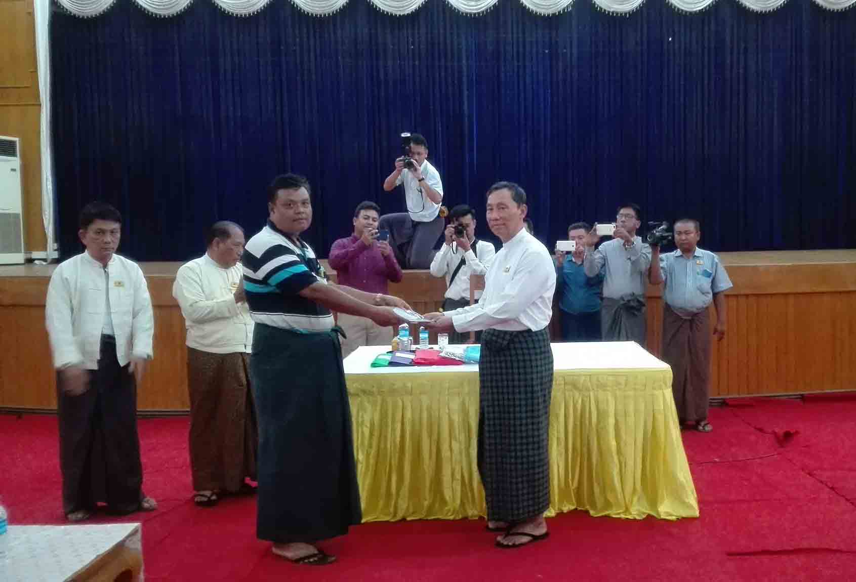 သူရဦးေရႊမန္း၏ ျပည္ေထာင္စုေကာင္းက်ိဳးေဆာင္ပါတီသို႔ လူ ၂၀၀၀ ေက်ာ္၀င္ေရာက္  