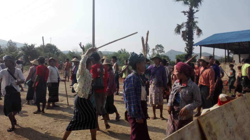 ဘိလပ္ေျမစက္႐ံုကို ကန္႔ကြက္သည့္ရြာသားမ်ားကို ရဲတပ္ဖြဲ႔က ပစ္ခတ္လူစုခြဲ၊ လူ ၂၀ခန္႔ဒဏ္ရာရ
